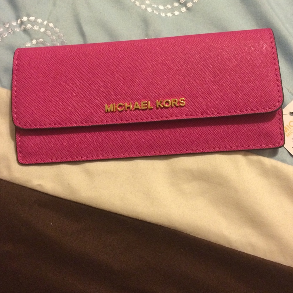 Mixhael Kors fushia flat wallet